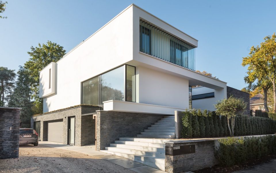 Zonwering en aluminium buitenschrijnwerk ramen deuren woning Genk Schüco Corswarem