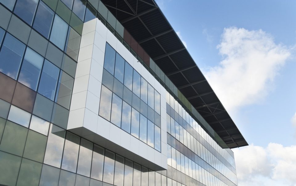 Aluminium buitenschrijnwerk ramen deuren glasgevel gevelbekleding Airport Bierset Luik projectbouw Schüco Corswarem