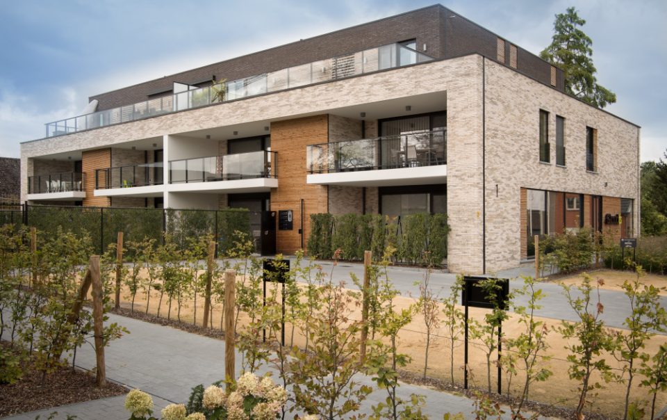 Gevelbekleding en aluminium buitenschrijnwerk ramen deuren Residentie Dufrane Schüco Corswarem