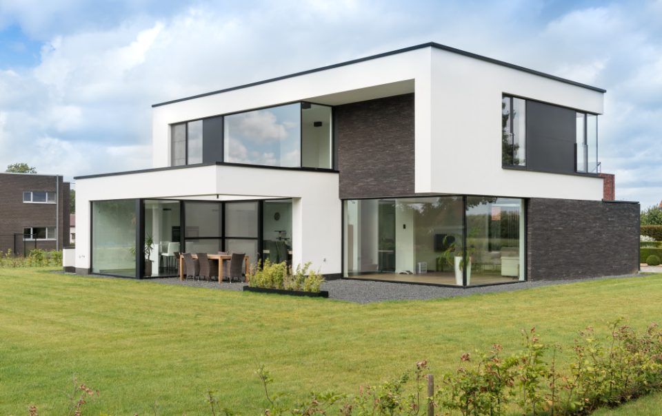 Gevelbekleding en aluminium buitenschrijnwerk ramen deuren woning Sint-Truiden Schüco Corswarem