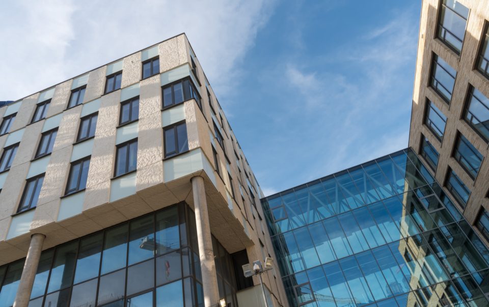 Aluminium buitenschrijnwerk ramen deuren glasgevel gevelbekleding UZ Leuven projectbouw Schüco Corswarem