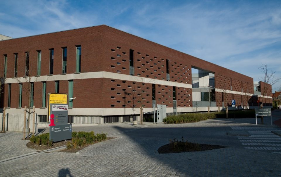 Aluminium buitenschrijnwerk ramen deuren glasgevel gevelbekleding Telenet Mechelen projectbouw Schüco Corswarem